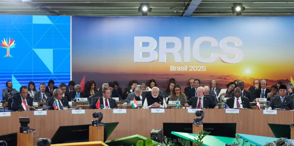 ब्राज़ील में BRICS 2025 सम्मेलन के दौरान PM मोदी अन्य वैश्विक नेताओं के साथ -शाह टाइम्स