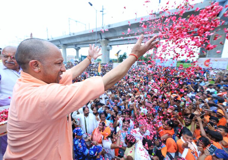 सीएम योगी कांवड़ यात्रा पुष्पवर्षा शिवभक्तों का स्वागत