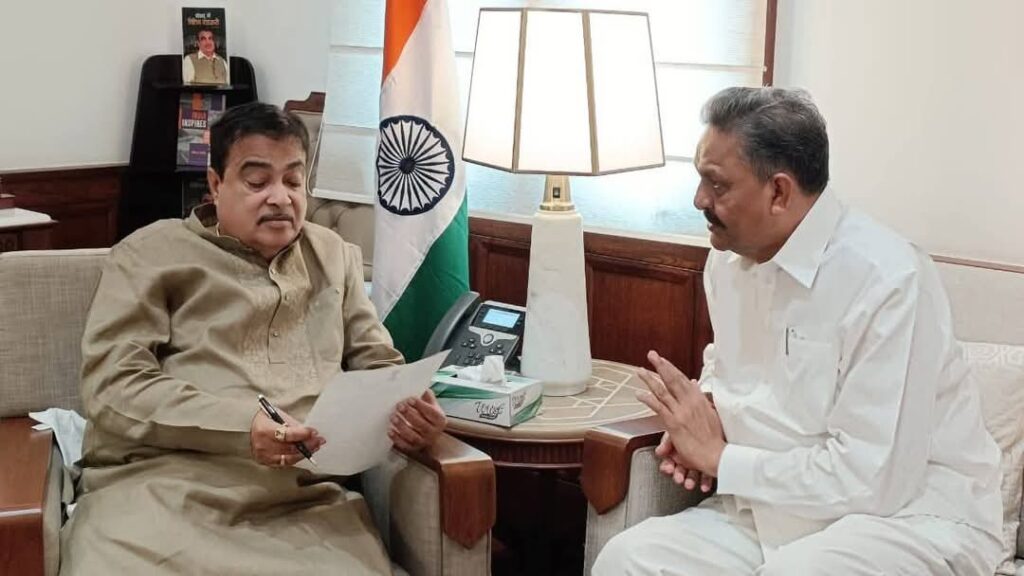 Afzal Ansari discussing NH-31 highway proposal with Nitin Gadkari in Delhi office