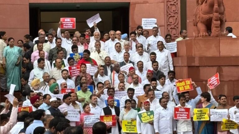 लोकसभा में मानसून सत्र के दौरान विपक्षी दलों का विरोध प्रदर्शन