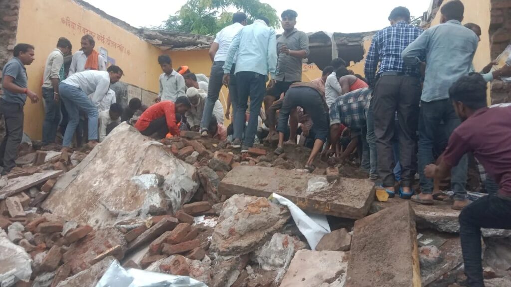 झालावाड़ जिले के पीपलोदी में सरकारी स्कूल की छत गिरने से मचा कोहराम