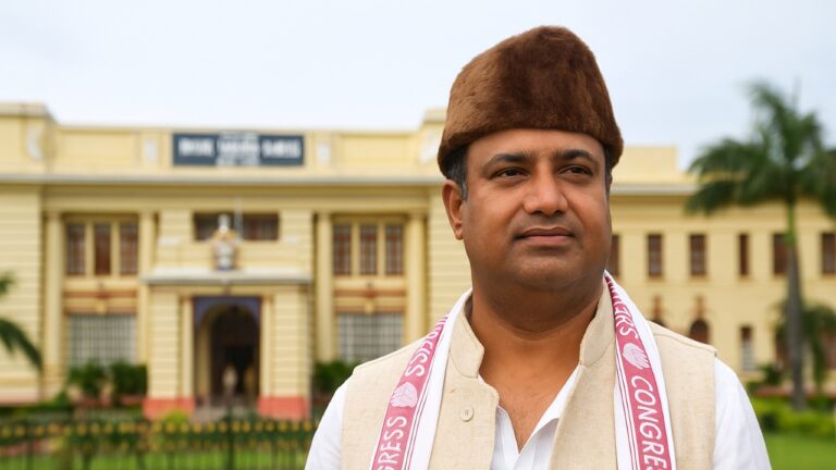 शाहनवाज़ आलम बिहार विधानसभा के सामने, कैग रिपोर्ट पर नितीश सरकार को घेरते हुए | शाह टाइम्स