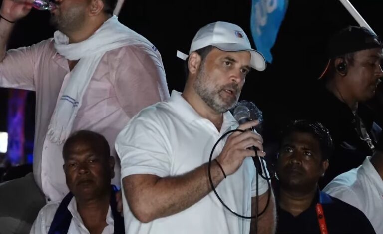 राहुल गांधी मुंगेर में कांग्रेस की 'मतदाता अधिकार यात्रा' के दौरान जनसभा को संबोधित करते हुए।