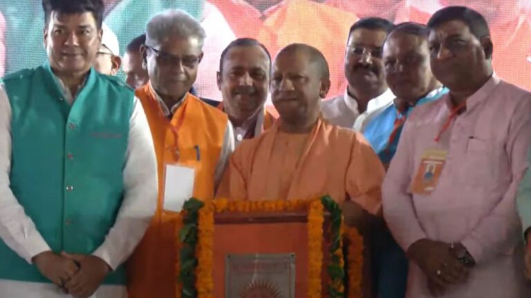 योगी आदित्यनाथ बरेली दौरे पर जनता को संबोधित करते हुए