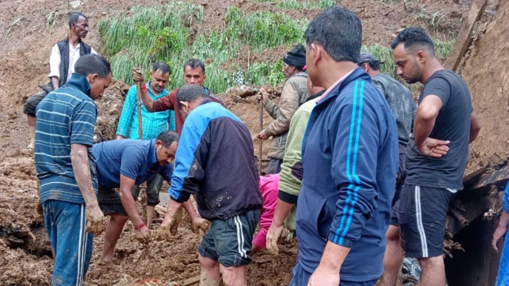 चमोली के मोपाटा गांव में अतिवृष्टि के बाद राहत-बचाव अभियान जारी