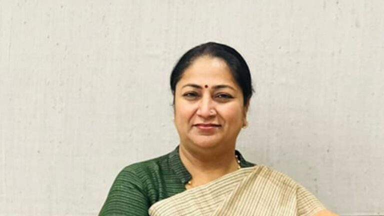 दिल्ली की मुख्यमंत्री रेखा गुप्ता पर जनसुनवाई के दौरान हमला, पुलिस ने आरोपी को हिरासत में लिया।