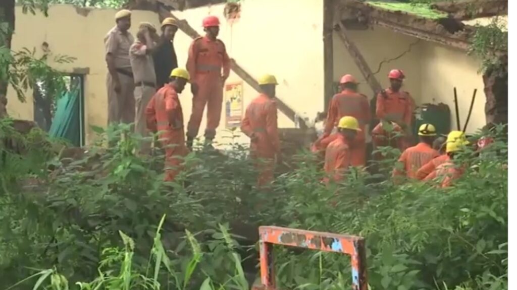 Emergency rescue operation at Humayun's Tomb Dargah Sharif Patte Shah,_20250815_215254_0000