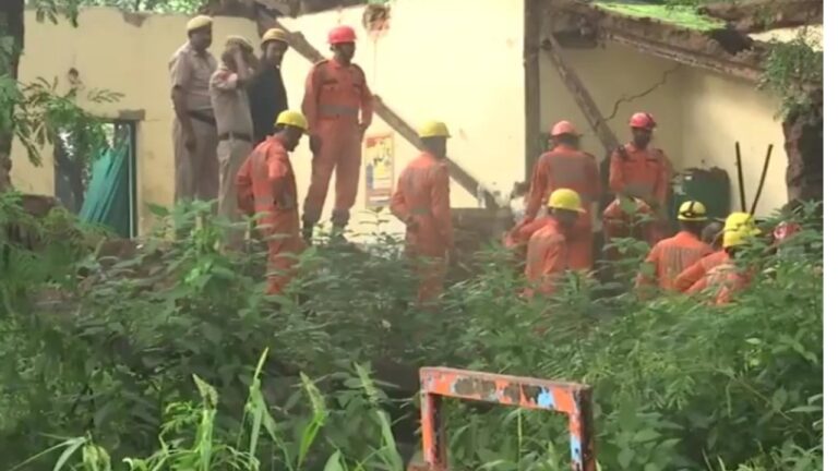 Emergency rescue operation at Humayun's Tomb Dargah Sharif Patte Shah,_20250815_215254_0000