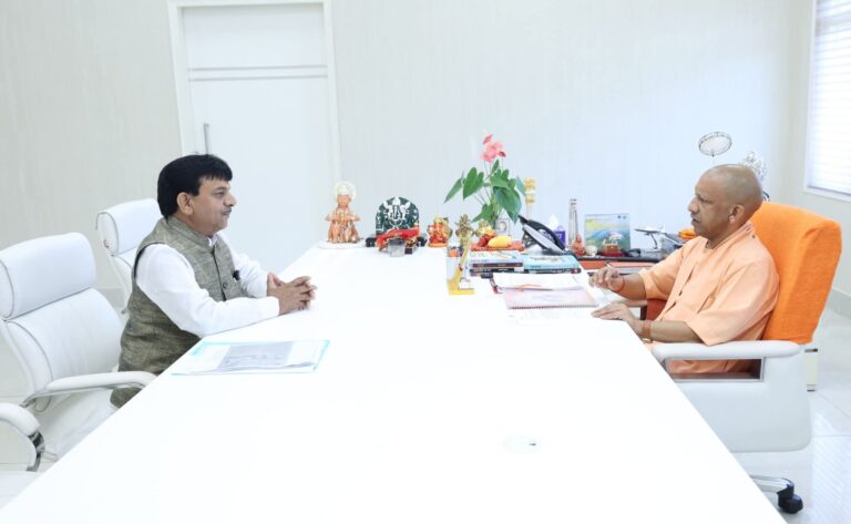 लखनऊ में सीएम योगी संग स्मार्ट सिटी प्लान पर चर्चा करते मंत्री कपिलदेव अग्रवाल।