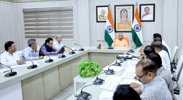 मुख्यमंत्री योगी आदित्यनाथ ने स्मार्ट नगर पालिका योजना की समीक्षा बैठक में दिशा-निर्देश दिए