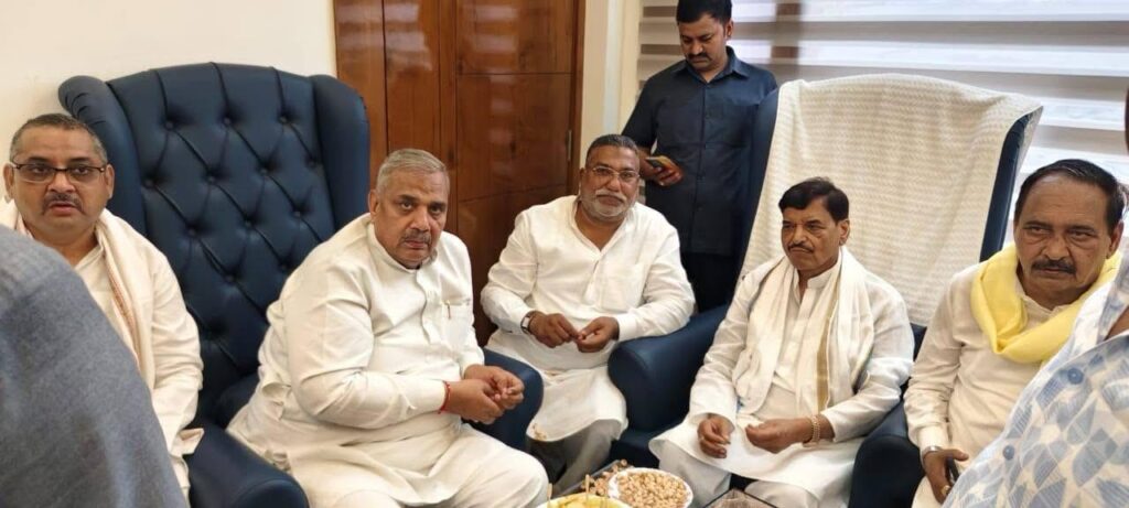 मुजफ्फरनगर में समाजवादी पार्टी के कार्यकर्ताओं को संबोधित करते शिवपाल सिंह यादव