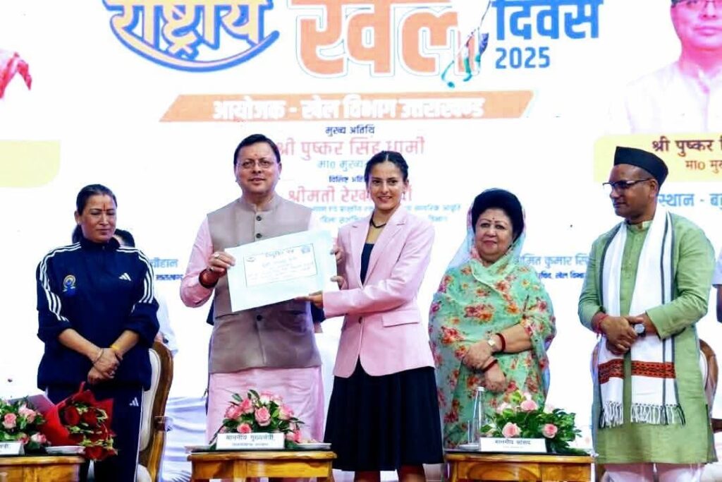 मुख्यमंत्री पुष्कर सिंह धामी से असिस्टेंट कोच की नियुक्ति पत्र लेते हुए मानसी नेगी