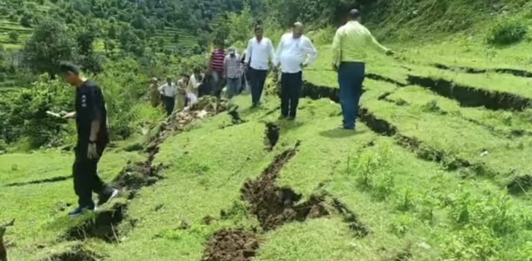 नन्दा नगर भूधंसाव में दरारों में समाती ज़िंदगियाँ और बर्बाद होते सपने।
