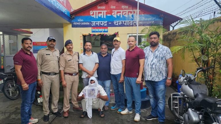 उत्तराखंड में छापेमारी के दौरान जब्त की गई दवाओं के साथ एनसीबी अधिकारी