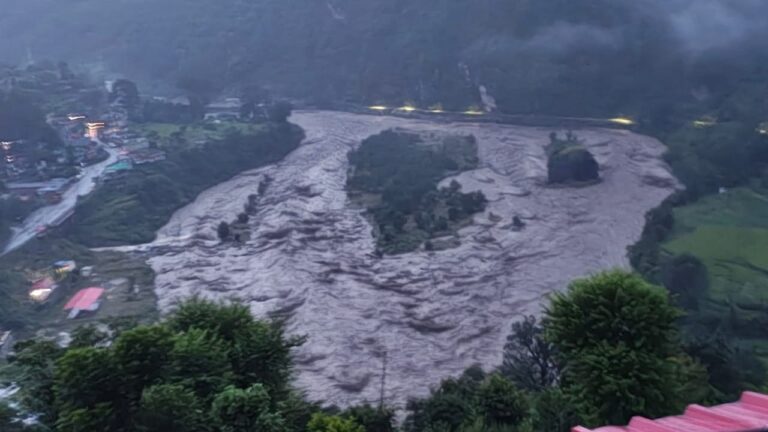 रूद्रप्रयाग और चमोली में भारी बारिश से तबाही का मंजर, लोग सुरक्षित ठिकानों पर शरण ले रहे हैं – शाह टाइम्स