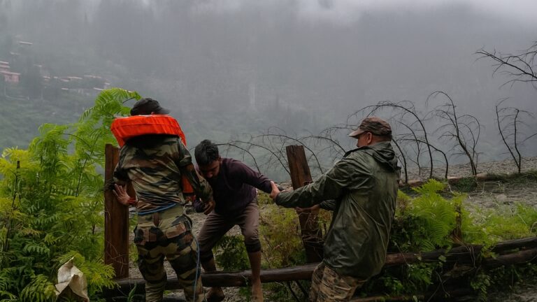उत्तरकाशी के धराली गांव में बादल फटने से आई बाढ़ की तबाही_20250806_074631_0000