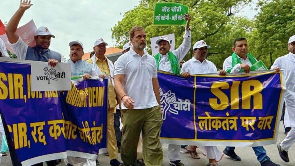 विपक्षी सांसद चुनाव आयोग के बाहर धरने पर बैठे