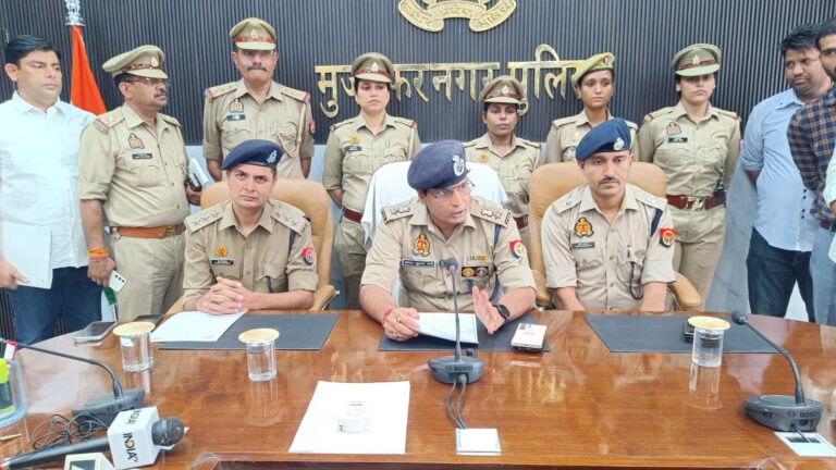 Muzaffarnagar Police press briefing with senior officers after Charthawal encounter, highlighting gold recovery and arrest of interstate robbers.
