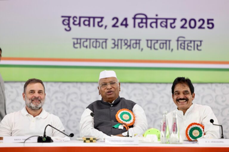 Rahul Gandhi and Mallikarjun Kharge at Patna Sadaqat Ashram CWC Meeting 2025 – Shah Times