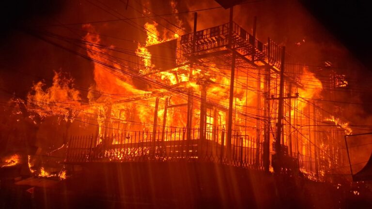 नैनीताल मल्लीताल ओल्ड लंदन हाउस में भीषण आग के बाद जली हुई दुकानें