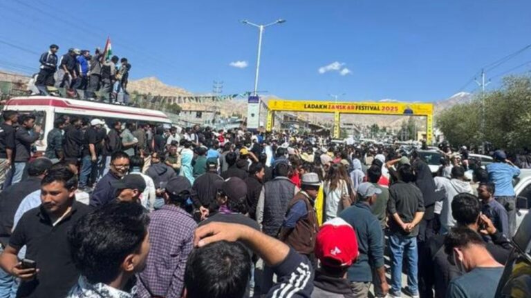 लद्दाख में छात्रों और पुलिस के बीच हिंसक झड़प, वांगचुक आंदोलन की अगुवाई में सड़कों पर ग़ुस्सा।
