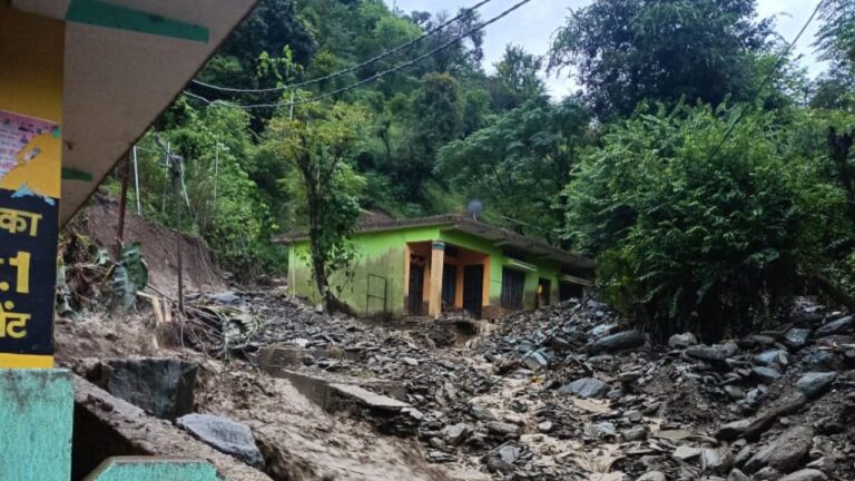 उत्तरकाशी के नौगांव बाज़ार में बादल फटने से मलबा घुसा, प्रशासन ने राहत कार्य तेज़ किए। – Shah Times