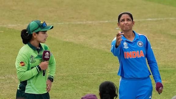 भारत-पाकिस्तान महिला वर्ल्ड कप मैच में टॉस पर मेल जोन्स की गलती कैमरे में कैद।