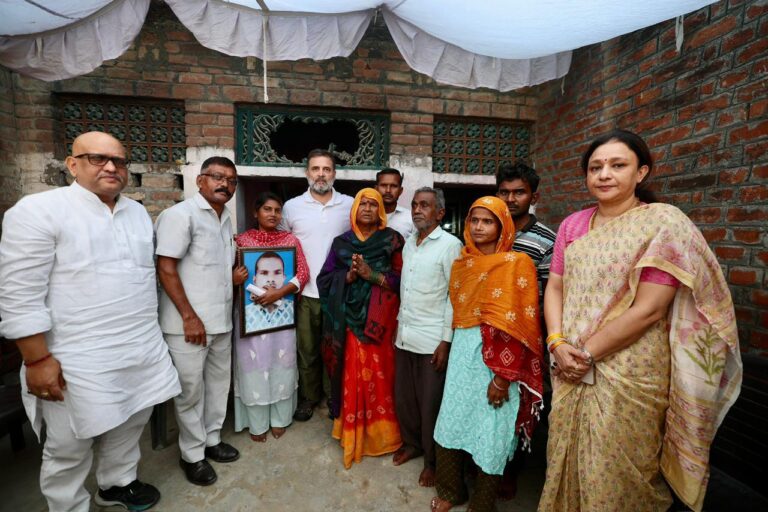राहुल गांधी हरिओम वाल्मीकि परिवार फतेहपुर मुलाक़ात