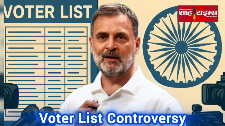 राहुल गांधी प्रेस कॉन्फ़्रेंस में माइक के सामने, कैमरों की चमक, पीछे लोकतंत्र का प्रतीक चिन्ह — Shah Times स्टाइल एडिटोरियल आर्ट।