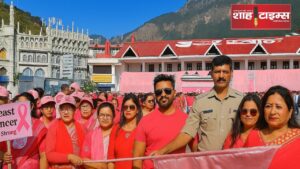 आशा फाउंडेशन की पिंक रैली में शामिल होती छात्राएँ और सामाजिक कार्यकर्ता