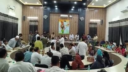 Councillors debating during Muzaffarnagar Municipal Board meeting over Company Bagh tree cutting issue.