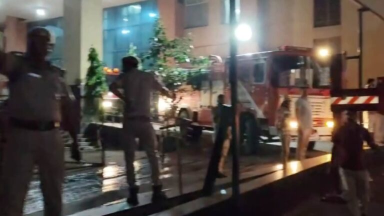 Fire incident at Jaipur SMS Hospital ICU, doctors rescuing patients amid smoke.