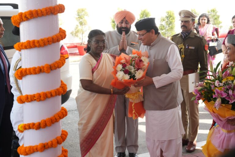 देहरादून विधानसभा भवन में उत्तराखंड राज्य की रजत जयंती सत्र को संबोधित करतीं राष्ट्रपति द्रौपदी मुर्मू