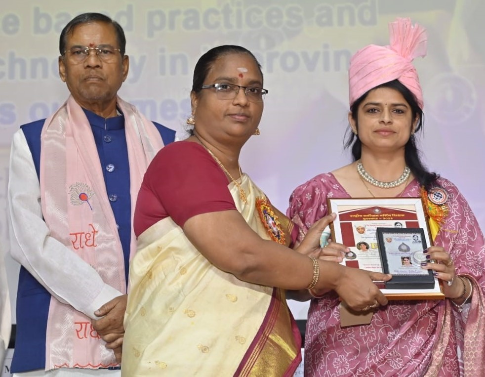 Dr Suman Vashisht being awarded at the National Nursing Conference in Mathura 2025.