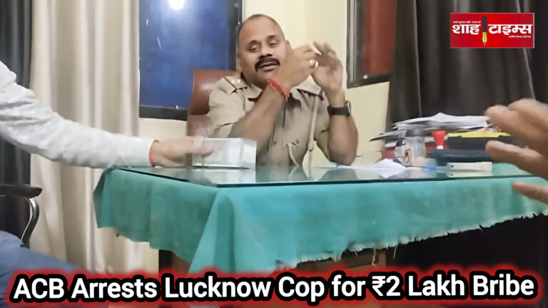 दरोगा धनंजय सिंह फाइल में नोट रखवाते हुए, एंटी करप्शन टीम चौकी के अंदर मौजूद।