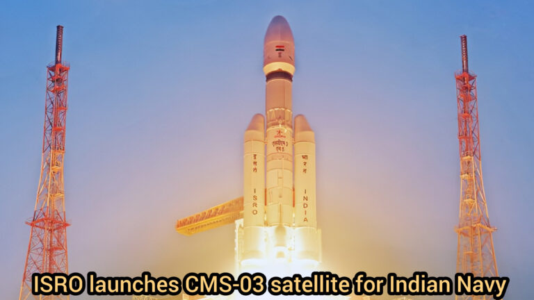 LVM3-M5 रॉकेट लॉन्च के दौरान CMS-03 सैटेलाइट के साथ, धुएँ का गुबार और चमकता आसमान।