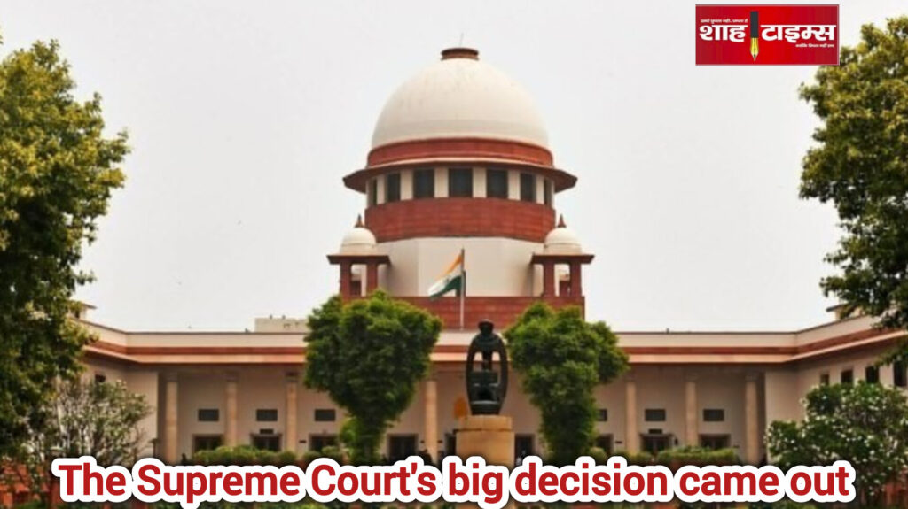 Illustration of Supreme Court judges discussing constitutional limits on Governor and President regarding bill approvals.