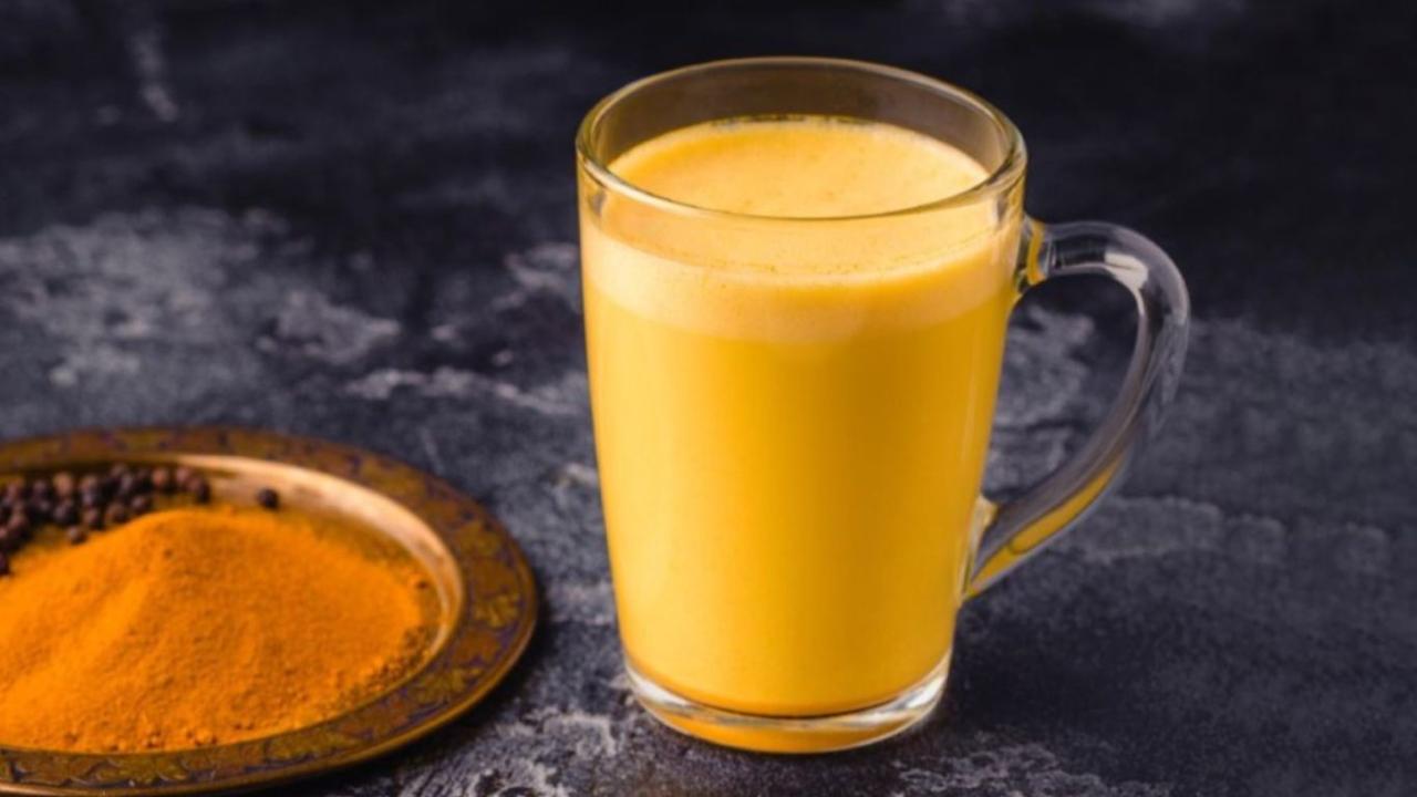 दूध में हल्दी मिलाकर पीने से शरीर को मिलते हैं अनेक फायदें?