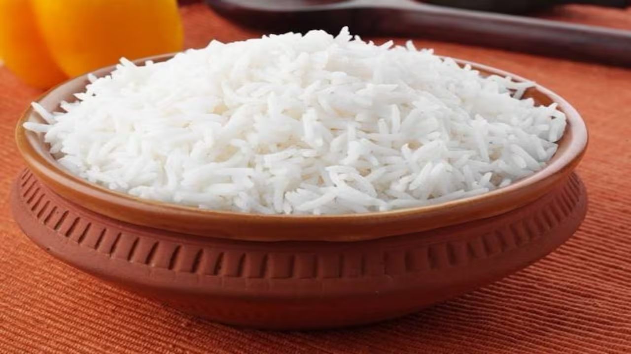 बासी चावल का सेवन करने से  कौन सी दिक्कतों का सामना करना पड़ता है?